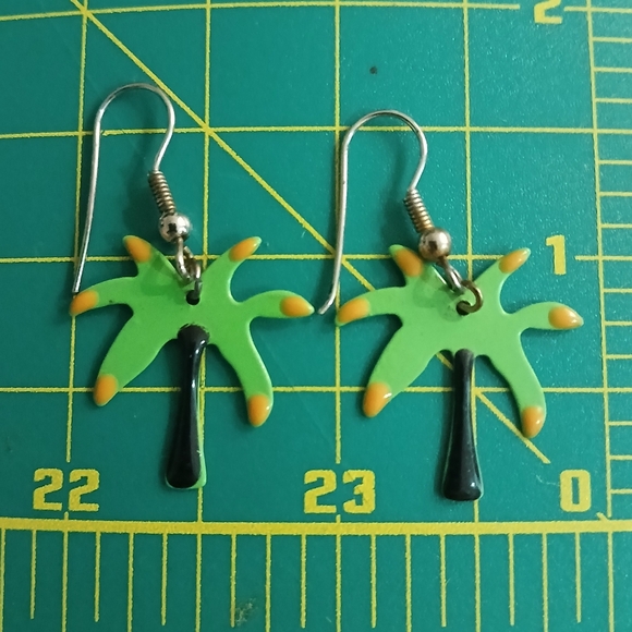 Vintage hand painted palm tree earrings - Picture 2 of 3